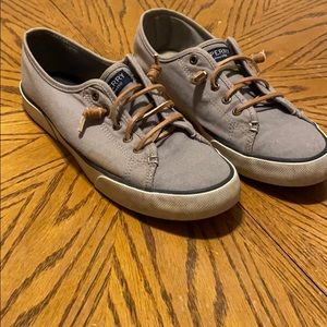 Grey sperrys